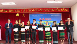 Bế giảng Lớp truyền dạy đánh chiêng Êđê cho sinh viên Trường Đại học Tây Nguyên