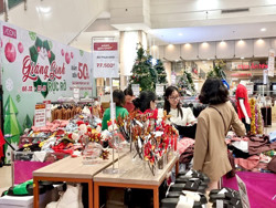 Nhộn nhịp mua sắm Noel