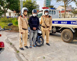 Phát hiện đối tượng điều khiển xe mô tô dương tính với chất ma tuý