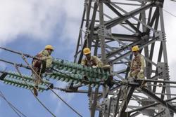 Áp lực tăng giá điện cận kề