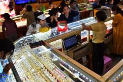 Giá vàng hôm nay 31-12: Tăng tiếp khi đồng USD còn giảm giá