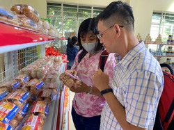 'Chạy đua' hàng hóa cho thị trường Tết