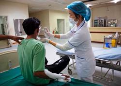 Thiếu niên bị bỏng khắp người vì điện thoại đang sạc pin phát nổ