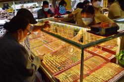 Giá vàng hôm nay 7-12: Bị bán khống khi USD tăng giá