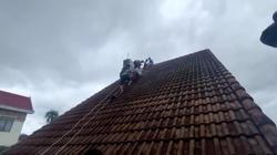 Một thanh niên đứng trên nóc nhà cao tầng hơn 7 giờ