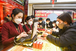 Giá vàng biến động không ngừng