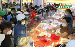 Khách hàng chen chân mua vàng ngày vía Thần Tài