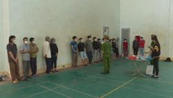 Bắt vụ đánh bạc bằng... vỏ hạt dưa quy mô lớn