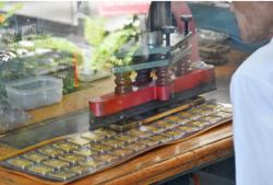 Giá vàng hôm nay 11-2: Biến động dữ dội, cứ lao lên rồi giảm mạnh