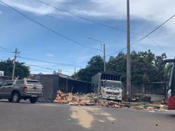 Xe tải mất thắng tông vào xe dừng đèn đỏ trên đường tránh TP Buôn Ma Thuột