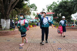 Dạy và học trực tiếp: Phụ huynh lo lắng, học sinh háo hức