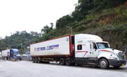 Ngày đầu dừng nhận hàng hoa quả, gần 2.300 xe container vẫn ùn ứ ở Lạng Sơn