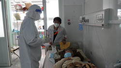  Ngày 21/2, ghi nhận 988 trường hợp dương tính và 3 bệnh nhân tử vong vì COVID-19