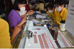 Giá vàng hôm nay 21-2: Vàng SJC tiếp tục ở vùng đỉnh