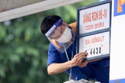 Chặn ‘cú đấm bồi’ khi giá xăng tăng