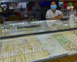 Giá vàng hôm nay 23-2: Lao lên rồi giảm mạnh