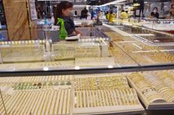 Giá vàng hôm nay 24-2: Tăng vọt khi cổ phiếu quốc tế “đỏ” sàn