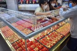 Giá vàng hôm nay 26-2: Lao xuống dù xung đột Nga – Ukraine gia tăng