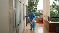 Những "chiến sĩ áo trắng" dấn thân vì cộng đồng