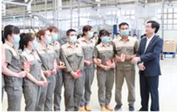 Bí thư, Chủ tịch Đắk Lắk đến nhà máy thăm công nhân đầu năm mới