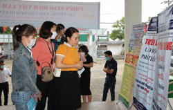 Hơn 200 lao động tham gia Phiên giao dịch việc làm lưu động tại huyện Ea Kar