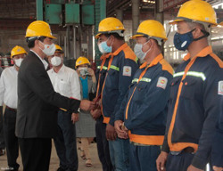 Chủ tịch HĐND tỉnh, Trưởng Đoàn Đại biểu Quốc hội tỉnh Y Vinh Tơr thăm, chúc Tết tại Công ty Cổ phần Thép Đông Nam Á.