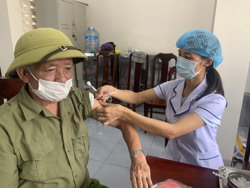 Huyện M'Drắk: Nỗ lực bao phủ vắc xin phòng COVID-19 ở "vùng lõm"