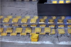 Giá vàng hôm nay 16-3: Tiếp tục giảm sốc, chưa dừng đà lao dốc