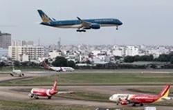 Tân Sơn Nhất đóng một đường băng, hành khách cần theo dõi lịch bay