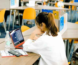 Học hành sa sút do lệ thuộc thiết bị điện tử