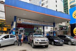 Giá xăng giảm nhẹ hơn 600 đồng/lít sau 7 lần tăng "phi mã"