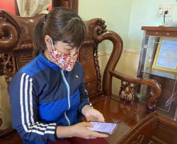 Cán bộ thôn, buôn ứng dụng hiệu quả mạng xã hội trong công việc