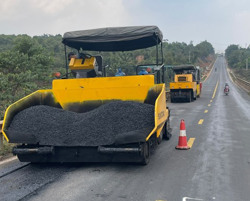 Khắc phục các vị trí hư hỏng trên tuyến tránh phía Tây thị xã Buôn Hồ