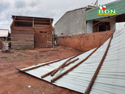 Gió lớn làm tốc mái 5 căn nhà tại xã Nâm N’đir