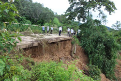 Cần sớm khắc phục tình trạng sạt lở tuyến đường liên xã Nam Ka - Ea R’bin