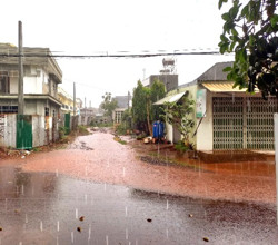 Đường xuống cấp do công trình thi công dang dở