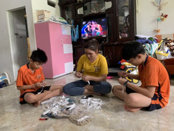 Ba mẹ con may "tai giả" tặng tuyến đầu chống dịch