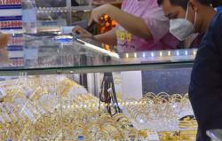 Giá vàng hôm nay 4-3: Vàng SJC trở lại vùng đỉnh lịch sử