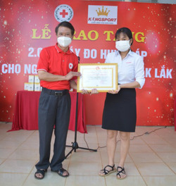 Doanh nghiệp TP. Hồ Chí Minh tặng tỉnh Đắk Lắk 2.000 máy đo huyết áp