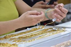 Giá vàng hôm nay 12-4: Có lúc lao lên 1.970 USD/ounce