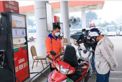 Giá xăng giảm hơn 800 đồng/lít từ 15 giờ ngày 12-4