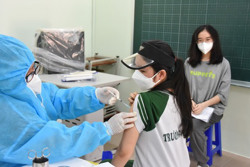 Đồng loạt tiêm vắc-xin cho trẻ từ 5 - dưới 12 tuổi