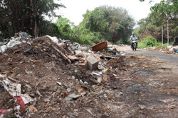 Đường giao thông “biến” thành bãi rác