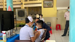 Chuẩn bị cho trẻ trước khi tiêm vaccine Covid-19