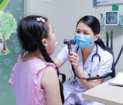 Hậu COVID-19, trẻ sốt cao liên tục, phát ban, rối loạn tiêu hoá... cần cho đi khám ngay