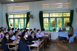 Học sinh hào hứng khi được trở lại trường