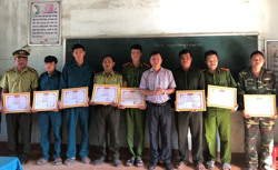 Khen thưởng đột xuất công tác chốt chặn, quản lý, bảo vệ rừng