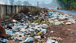 Đắk Lắk: Xã nông thôn mới, rác thải ngập đường