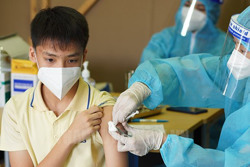 Trẻ gặp phản ứng nào sau tiêm vắc xin COVID-19 cần tới bệnh viện gấp?