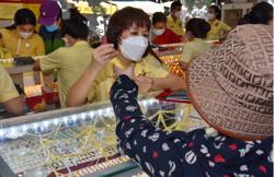 Giá vàng hôm nay 23-4: Tiêu tan hơn nửa triệu đồng/lượng sau một đêm